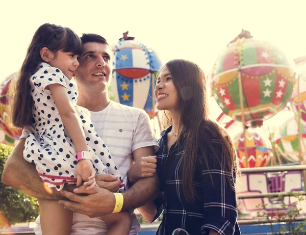 Семья веселится в парке развлечений — стоковое фото