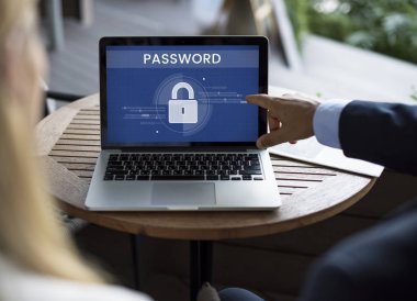 Masada dizüstü kullanarak iş adamları