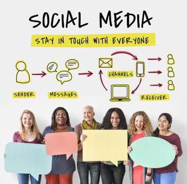  Konuşma balonları tutan kadın 