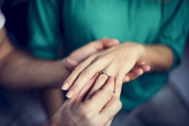 adam koyarak yüzük parmağına