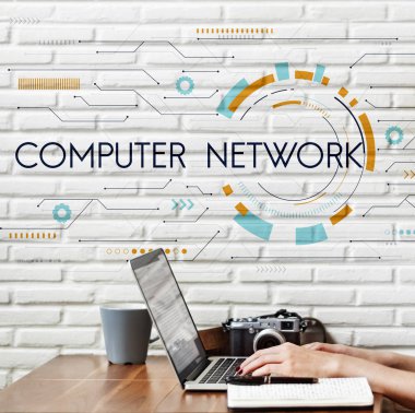 Dizüstü bilgisayarda yazı yazan kadın elleri 