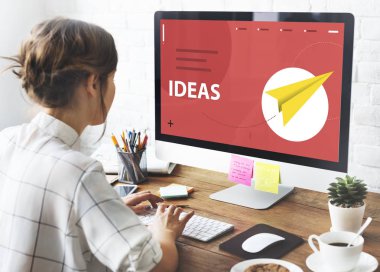 bilgisayar ile çalışan kadın