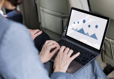 Takside laptop kullanan iş kişi