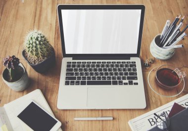 Açık tablo üstünde laptop 