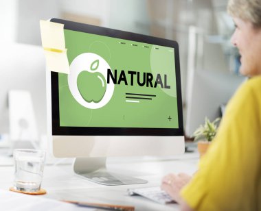 sarışın kadın monitör ekranına bakarak