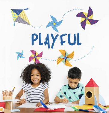 Küçük çocuklar masada çizim 