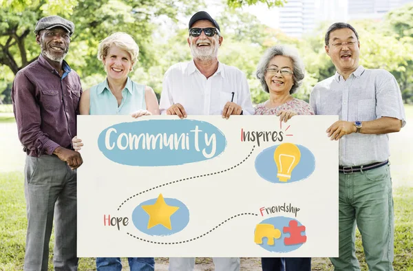 Menschen mit Informationstafel — Stockfoto