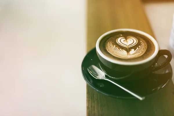 컵에 커피 거품 거품 예술 — 스톡 사진