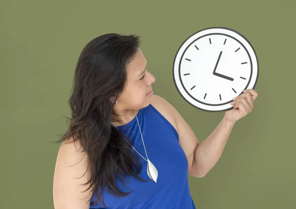 Mulher segurando relógio de papel branco — Fotografia de Stock