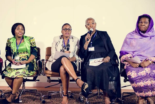 Ženy reproduktory na mezinárodní obchodní konference — Stock fotografie