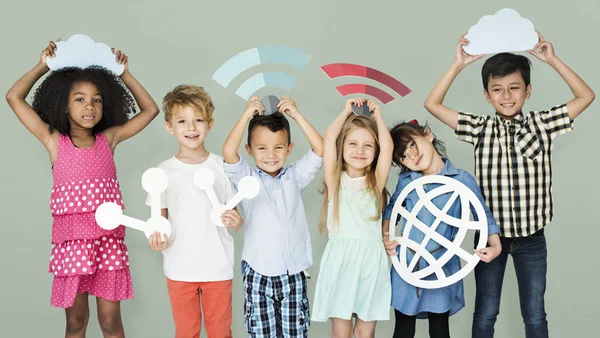 Teknoloji sembolleri tutan çocuk — Stok fotoğraf