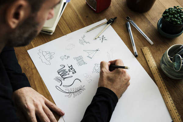 человек, работающий на баннер