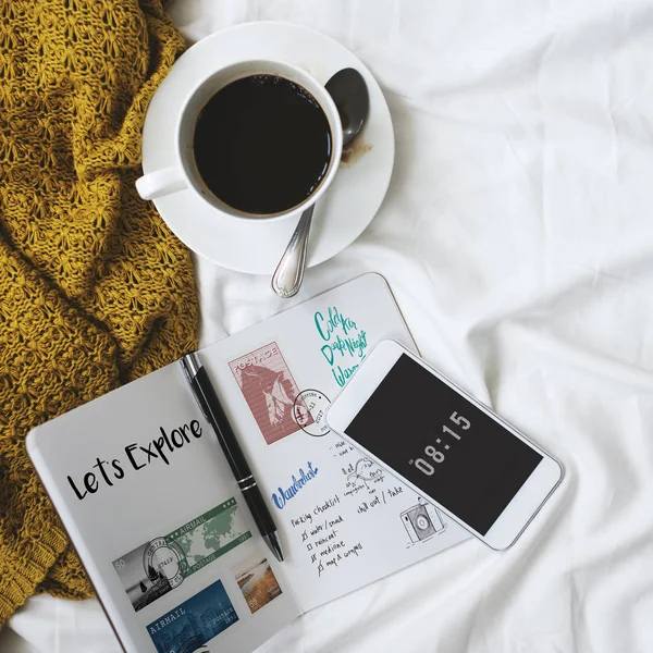 Morgonkaffe i sängen — Stockfoto