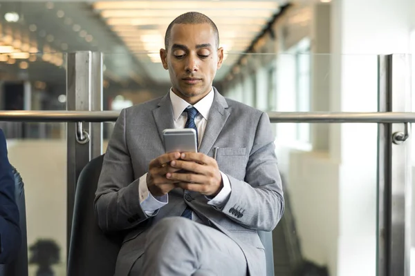 Hombre de negocios que sostiene móvil — Foto de Stock