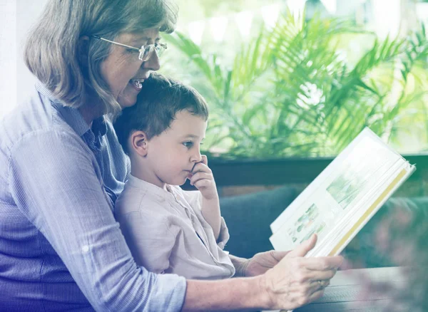 Бабушка и внук читают книгу — стоковое фото