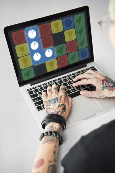 Tatuado pessoa digitando no laptop . — Fotografia de Stock