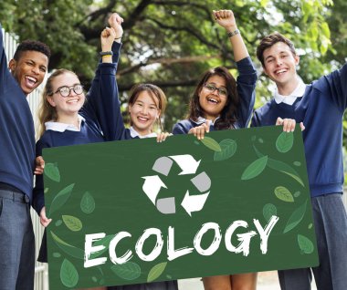 Afiş tutarak öğrenciler