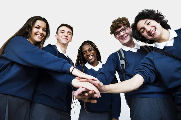 Diákok összeszerelés kezét és mosolyogva — Stock Fotó