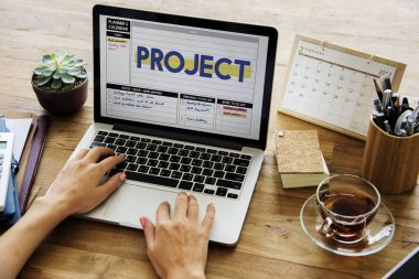 dizüstü bilgisayarda çalışan insan  