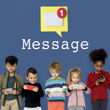 Çocuk akıllı telefonlar kullanarak