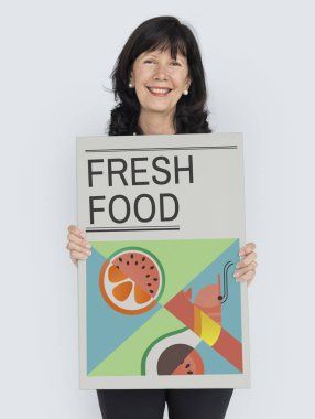 Gülümseyen afiş tutan kadın