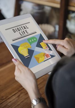 Dijital tablet kullanan kişi 