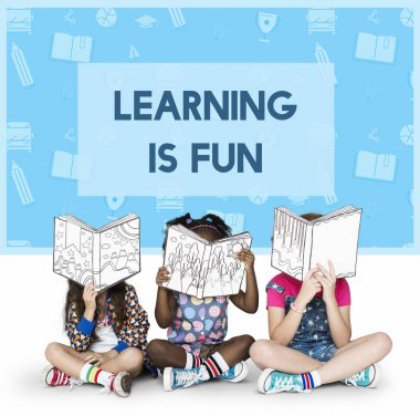 Çocuklar kitap okuyor.