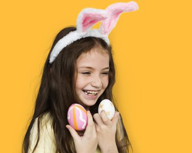 Paskalya yumurtaları ile güzel kız