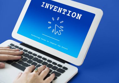 Dizüstü bilgisayarda yazan kadın klavyesi