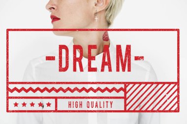 Beyaz gömlekli genç kadın