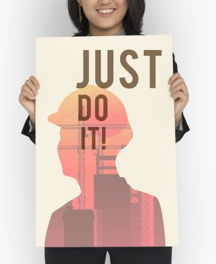 Motivasyonel afiş tutan kadın