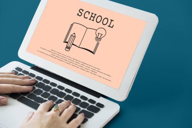 Dizüstü bilgisayarda yazan kadın klavyesi