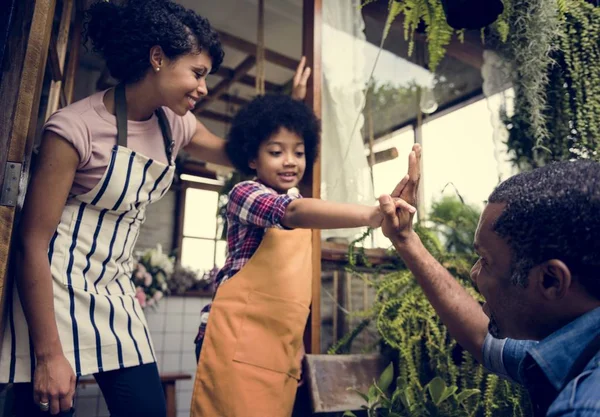 Afrikaanse meisje helpen ouders in winkel — Stockfoto