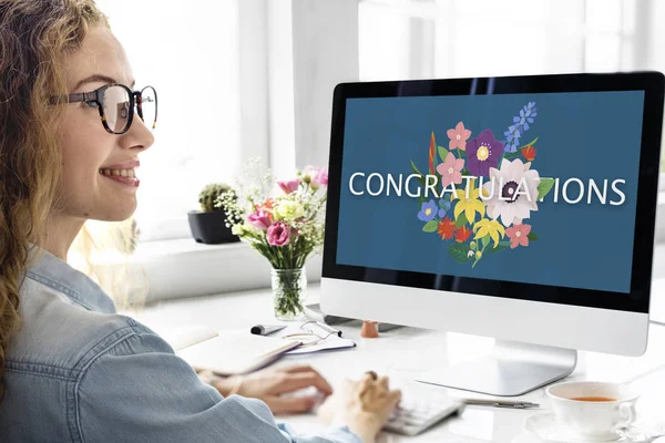 Mujer trabajando con computadora — Foto de Stock