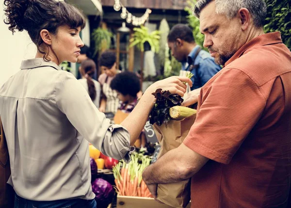 Personas que compran verduras — Foto de Stock