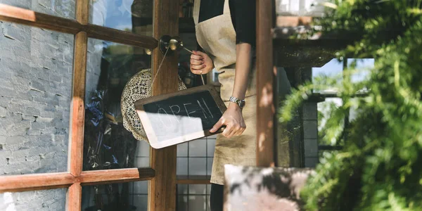 kadın kapıya ahşap işaret asılı