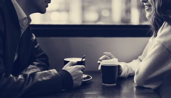 Couple ayant rendez-vous au café — Photo