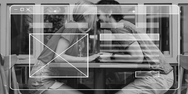 Casal sentado no café e beijando — Fotografia de Stock