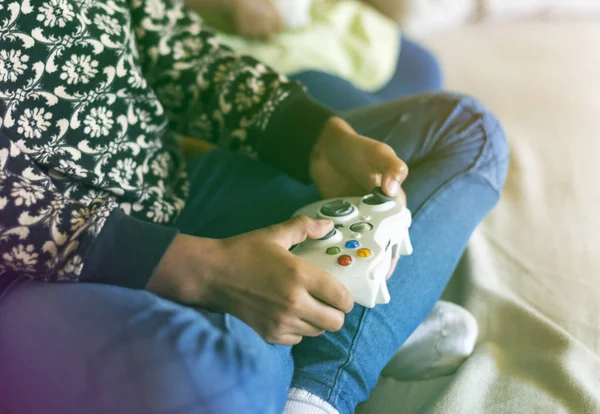 Chica sosteniendo gamepad — Foto de Stock