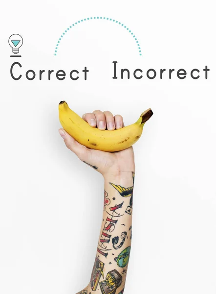 Татуйована людина тримає банан . — стокове фото