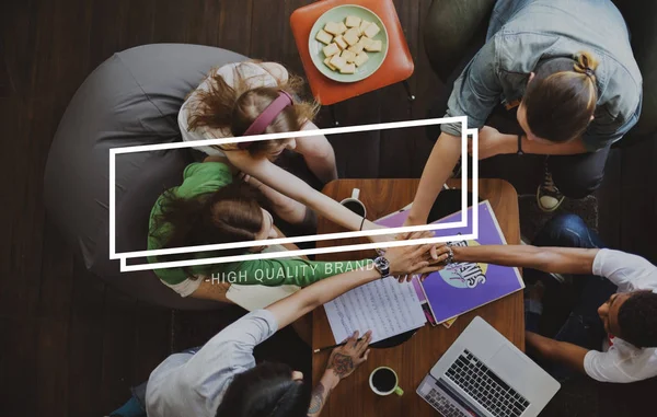 Vrienden aan tafel in café — Stockfoto