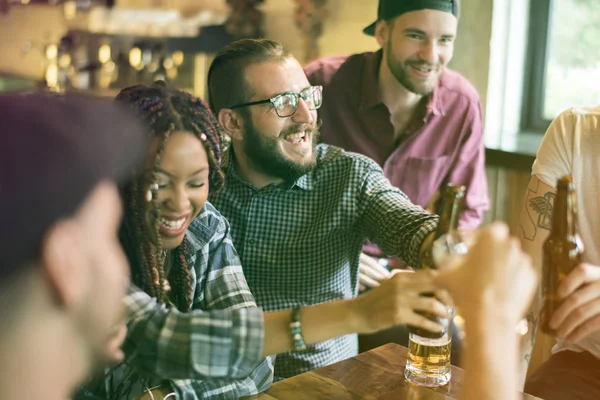 Az emberek ünnepelni fél sör — Stock Fotó
