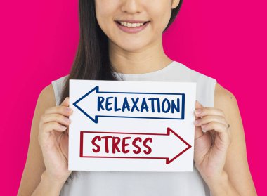 genç bir kadın tutarak kart.