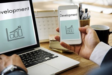 dizüstü bilgisayarda çalışan insan  