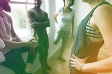 insanlar Yoga tatilinde konuşmak