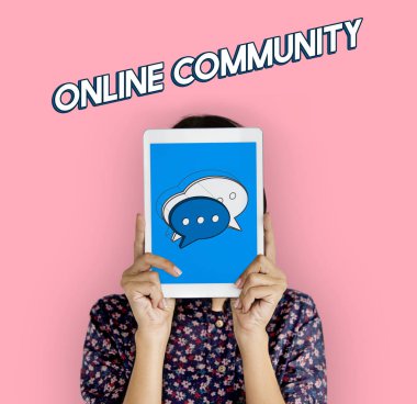 Dijital tablet kapsayan yüz tutan kadın