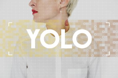 Beyaz gömlekli genç kadın