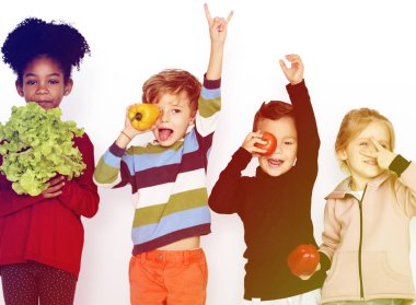 sebze tutan çocuklar