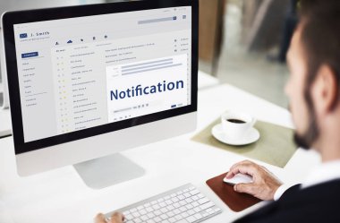 bilgisayarla çalışma iş adamı