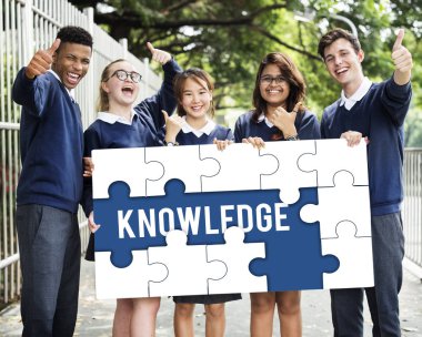 Afiş tutarak öğrenciler